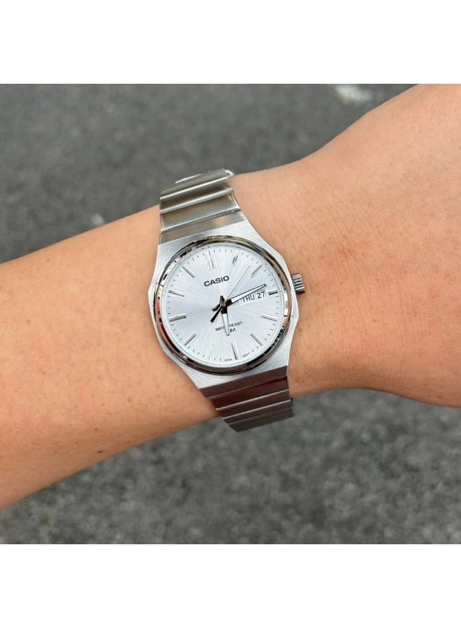 Casio MTP-E735D-7AVDF Men’s Analog Quartz Watch with Stainless Steel Bracelet, Silver Dial - Image 4